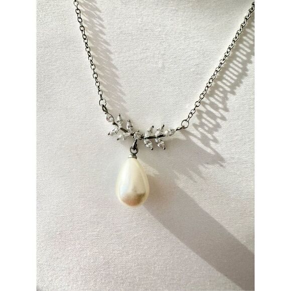 Charming Charlie faux pearl cubic zirconia delicate necklace - Picture 4 of 5